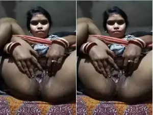 Today Exclusive – Desi Bhabhi Shows her Pussy