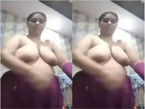 Today Exclusive –  Bhabhi Shows her Boobs and Pussy