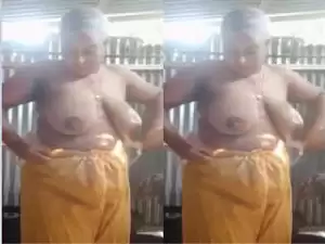 Today Exclusive – Desi Bhabhi Bathing
