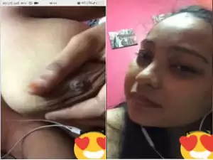 Today Exclusive – Cute Desi Girl Shows her Boobs