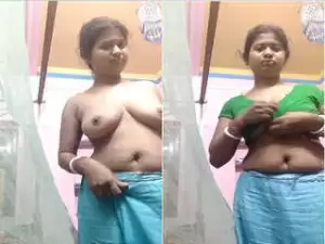 Today Exclusive – Desi Wife Strip her Saree and Shows Nude Body