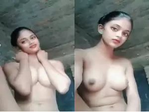 Today Exclusive –Hot Indian Village Girl Record her Nude Video