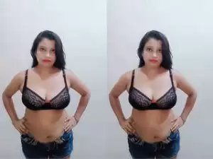 Today Exclusive – Sexy Indian Girl Shows Her boobs and Rubbing Her Pussy Part 2