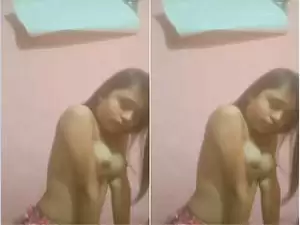 Today Exclusive – Cute Desi Girl Shows Her Boobs