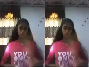 Today Exclusive –Desi Girl Shows her Boobs and  Pussy