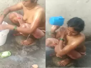 Today Exclusive – Desi Bhabhi Outdoor Bathing