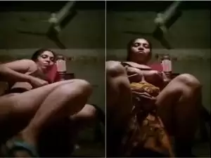 Today Exclusive – Desi Bhabhi Shows her Big Ass And and Boobs