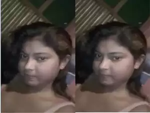 Today Exclusive –Desi Girl Shows Her  Boobs