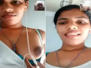 Today Exclusive – Desi  Girl Shows her Boobs to Lover On Vc