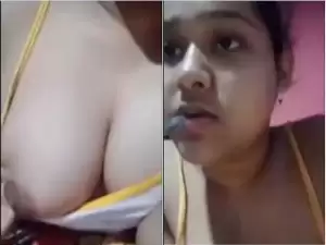 Today Exclusive – Cute Desi Girl Shows her Boobs