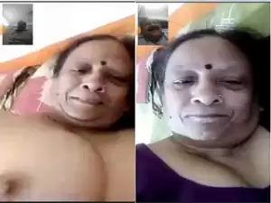 Today Exclusive -Mature Aunty Shows Her Boobs and Pussy On VC