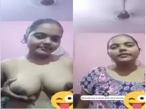 Today Exclusive -Cute Desi girl Shows her Boobs
