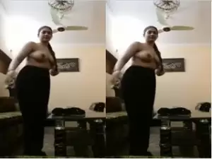 Today Exclusive – Sexy Punjabi Girl Shows her Boobs
