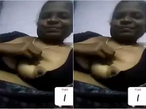 Today Exclusive -Desi Aunty Shows her Boobs To Lover on Video Call Part 1