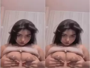 Today Exclusive – Cute Indian girl Shows her Boobs