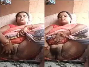 Today Exclusive -Village Bhabhi Shows her Boobs