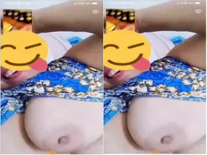Today Exclusive – Bhabhi Shows her Boobs