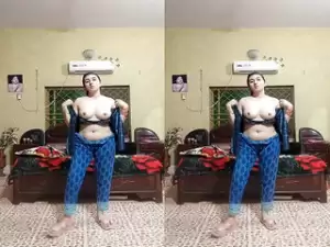 Today Exclusive – Sexy Paki Girl Shows Her Boobs Part 3
