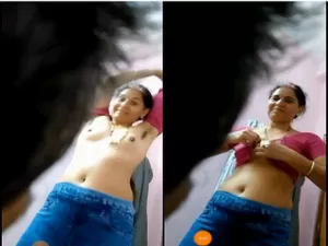 Today Exclusive -Desi Bhabhi Changing Her Cloths