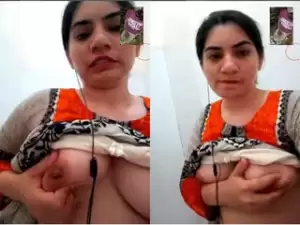 Today Exclusive -Paki Bhabhi Shows her Boobs and Pussy To Lover On VC Part 1
