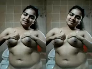 Today Exclusive -Desi Girl Play With Her Boobs