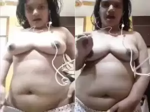 Today Exclusive -Sexy Indian girl Shows her Boobs on VC