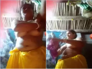 Today Exclusive -Desi Bhabi Shows He Boobs