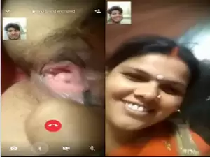 Today Exclusive – Desi Bhabhi Shows her Pussy