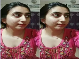 Today Exclusive – Sexy Paki Girl Shows Her Boobs