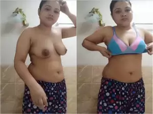 Today Exclusive -Desi Bhabhi Record her Bathing