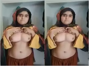 Today Exclusive -Cute Paki Girl Shows her Boobs and Pussy