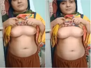 Today Exclusive – Cute Paki Girl Shows Her Boobs