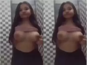 Today Exclusive – Cute Desi girl Shows her Boobs
