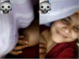 Today Exclusive -Desi Girl Shows her Boobs