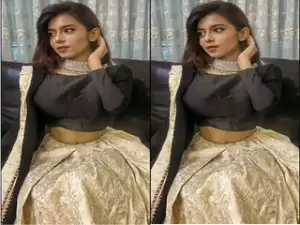 Today Exclusive -Desi Girl Shows her Boobs