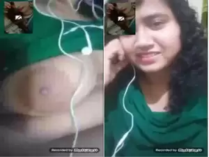 Today Exclusive -Desi Village Girl Shows her  Boobs