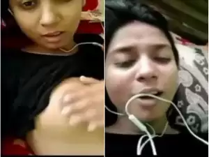 Today Exclusive -Desi  Girl Shows Her Boobs