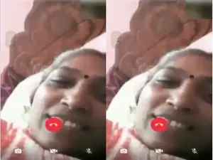 Today Exclusive – Mature Aunty Shows her Pussy