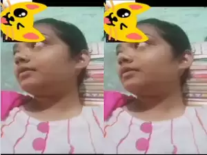 Today Exclusive -Hot Desi Girl Shows her Boobs