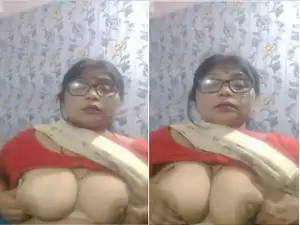 Today Exclusive -Desi Bhabhi Shows her Big Boobs