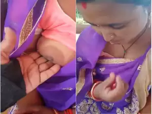 Today Exclusive – Bhabhi Shows Boobs In Park