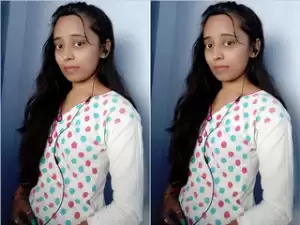 Today Exclusive –  Desi Village girl Shows Her Boobs and pussy