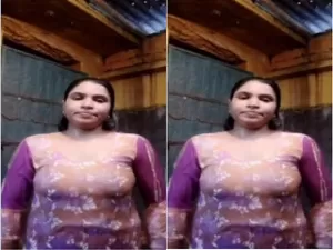 Today Exclusive – Desi Bhabhi Shows her Boobs