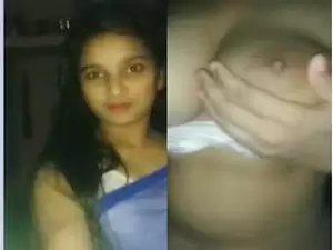 Sexy look Indian girl Showing Her Boobs