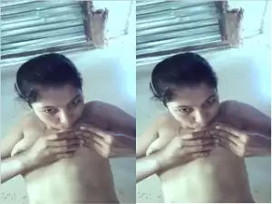 Today Exclusive- Village Bhabhi Sucking Her Boobs