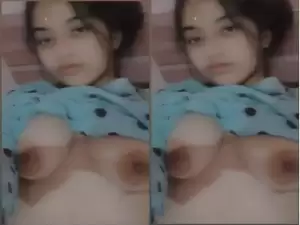 Today Exclusive- Cute Desi Girl Shows her boobs
