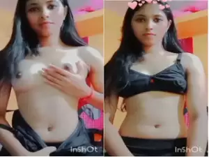 Today Exclusive- Cute Desi girl Shows her Boobs