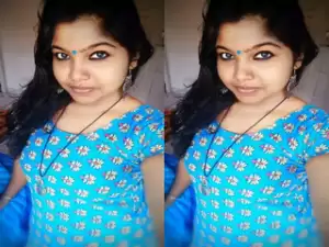 Sexy look Indian Girl Showing Her Big Boobs