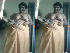 Today Exclusive-Desi Bhabhi Shows Her Boobs