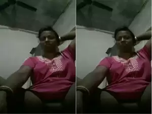 Today Exclusive- Tamil Bhabhi Shows Her Pussy